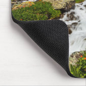 Wasserfall in den Bergen mit Blumen Mousepad (Ecke)