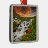 Wasserfall in den Bergen mit Blumen Ornament Aus Metall (Rechts)