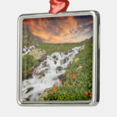 Wasserfall in den Bergen mit Blumen Ornament Aus Metall (Links)