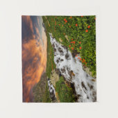 Wasserfall in den Bergen mit Blumen Wandteppich (Vorderseite)