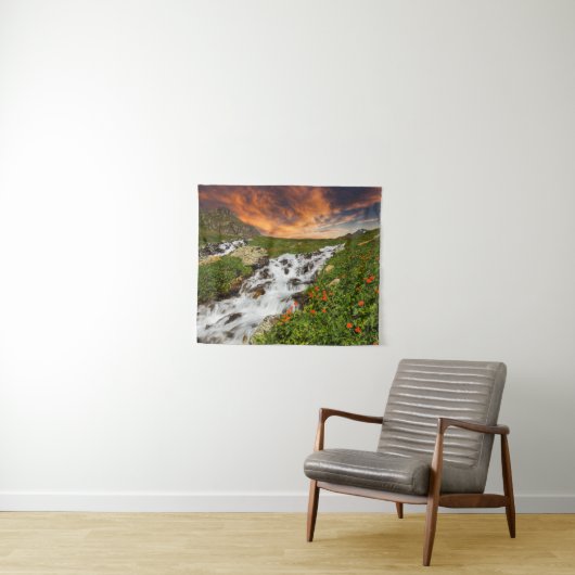 Wasserfall in den Bergen mit Blumen Wandteppich (Beispiel (Horizontal))
