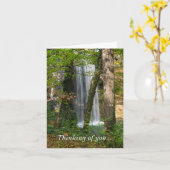 Wasserfall in den Wäldern denken Sie an Ihre Karte (Gelbe Blume)