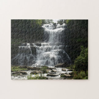 Wasserfall in der Natur auf einem Puzzle