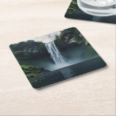 Wasserfall inmitten üppiger Vegetation Rechteckiger Pappuntersetzer (angewinkelt)