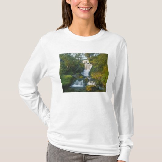 Wasserfall, Insel Skye, Schottland T-Shirt (Vorderseite)
