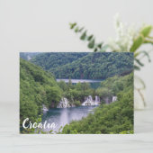 Wasserfall Kaskade mit grünem Wald in Kroatien (Stehend Vorderseite)