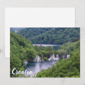 Wasserfall Kaskade mit grünem Wald in Kroatien (Vorne/Hinten)