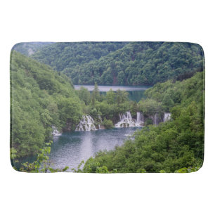 Wasserfall Kaskade mit grünem Wald in Kroatien Badematte