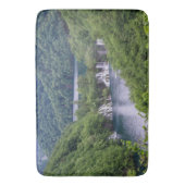 Wasserfall Kaskade mit grünem Wald in Kroatien Badematte (Vorderseite Vertikal)