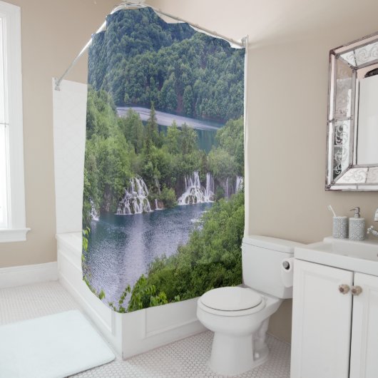 Wasserfall Kaskade mit grünem Wald in Kroatien Duschvorhang (Beispiel)