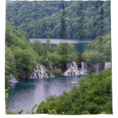 Wasserfall Kaskade mit grünem Wald in Kroatien Duschvorhang (Vorderseite)