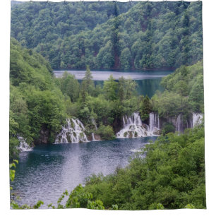 Wasserfall Kaskade mit grünem Wald in Kroatien Duschvorhang