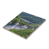 Wasserfall Kaskade mit grünem Wald in Kroatien Fliese (Seite)
