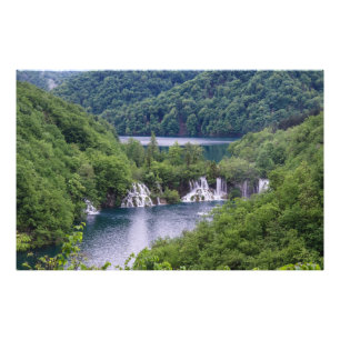 Wasserfall Kaskade mit grünem Wald in Kroatien Fotodruck