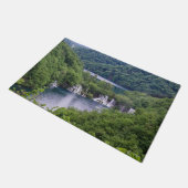 Wasserfall Kaskade mit grünem Wald in Kroatien Fußmatte (Schrägansicht)