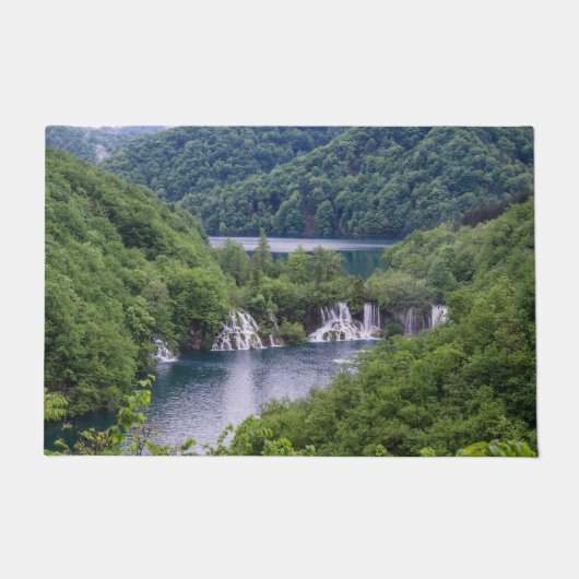Wasserfall Kaskade mit grünem Wald in Kroatien Fußmatte (Vorderseite)