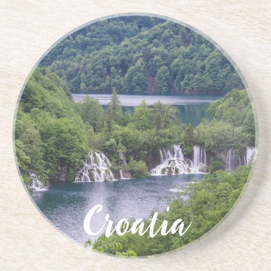 Wasserfall Kaskade mit grünem Wald in Kroatien Getränkeuntersetzer (Vorne)