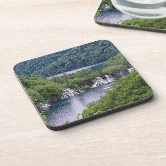 Wasserfall Kaskade mit grünem Wald in Kroatien Getränkeuntersetzer (Linke Seite)
