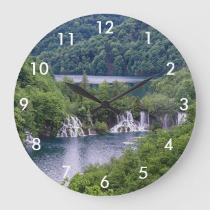 Wasserfall Kaskade mit grünem Wald in Kroatien Große Wanduhr