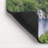 Wasserfall Kaskade mit grünem Wald in Kroatien Mousepad (Ecke)