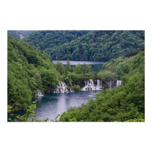 Wasserfall Kaskade mit grünem Wald in Kroatien Poster (Vorderseite)
