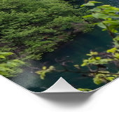 Wasserfall Kaskade mit grünem Wald in Kroatien Poster (Ecke)