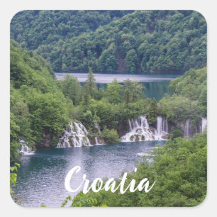Wasserfall Kaskade mit grünem Wald in Kroatien Quadratischer Aufkleber
