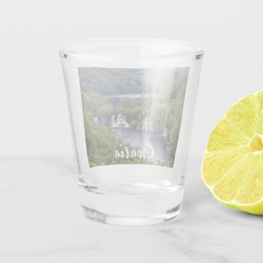 Wasserfall Kaskade mit grünem Wald in Kroatien Schnapsglas (Rückseite)