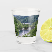 Wasserfall Kaskade mit grünem Wald in Kroatien