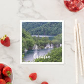 Wasserfall Kaskade mit grünem Wald in Kroatien Serviette (Beispiel)