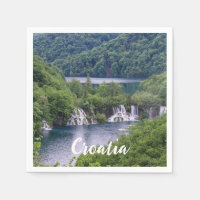 Wasserfall Kaskade mit grünem Wald in Kroatien