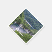Wasserfall Kaskade mit grünem Wald in Kroatien Serviette (Ecke)