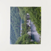 Wasserfall Kaskade mit grünem Wald in Kroatien Wandteppich (Vorderseite)