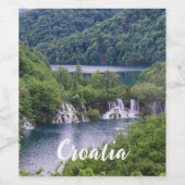 Wasserfall Kaskade mit grünem Wald in Kroatien Weinetikett (Einzelnes Label)