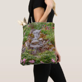 Wasserfall mit Frühlingsblumen Tasche (Von Nahem)