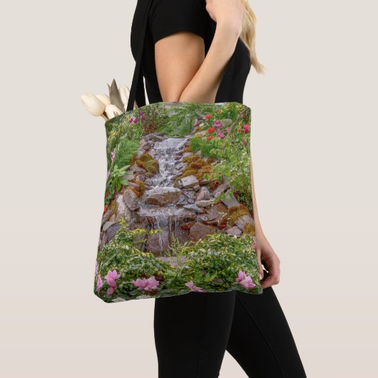 Wasserfall mit Frühlingsblumen Tasche (Von Nahem)