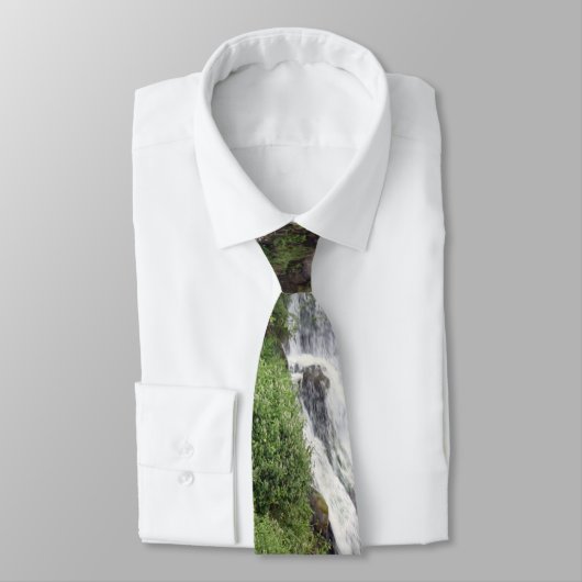 Wasserfall nahe Hilo, Hawaii Krawatte (Gebunden)