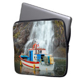 Wasserfall & Schiff, Chile Laptopschutzhülle (Vorderseite Links)