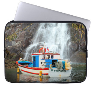 Wasserfall & Schiff, Chile Laptopschutzhülle