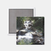 Wasserfall strömt über Felsen in einen ruhigen Poo Magnet (Vorderseite/Rückseite)