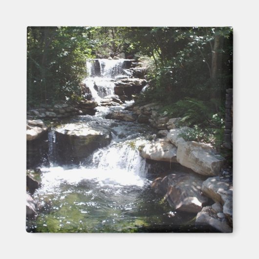 Wasserfall strömt über Felsen in einen ruhigen Poo Magnet (Vorne)