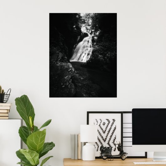 Wasserfall Šum in Schwarz/Weiß Poster (Heimbüro)
