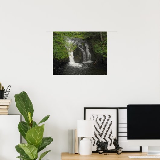 Wasserfall und grüne Blätter Natur Foto Poster (Heimbüro)