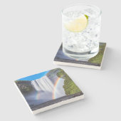 Wasserfall und Regenbogen Steinuntersetzer (Seitenansicht)