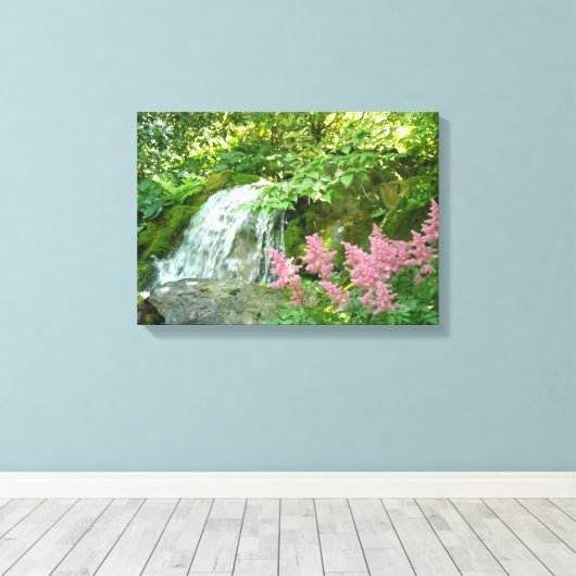 Wasserfall und rosa Astilbe Leinwanddruck (Insitu (Holzboden))