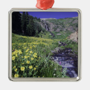 Wasserfall und Wildblumen auf Almwiese, 2 Ornament Aus Metall