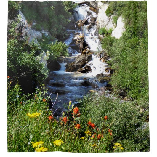 Wasserfall und Wildblumen Kunstdusche Duschvorhang (Vorderseite)
