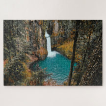 Wasserfall versteckt im Wald