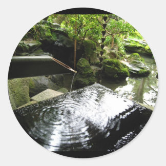 Wasserfall von Bambus in Japan Runder Aufkleber