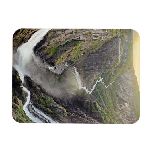 Wasserfall Voringsfossen in Norwegen: vertikaler M Magnet (Horizontal)